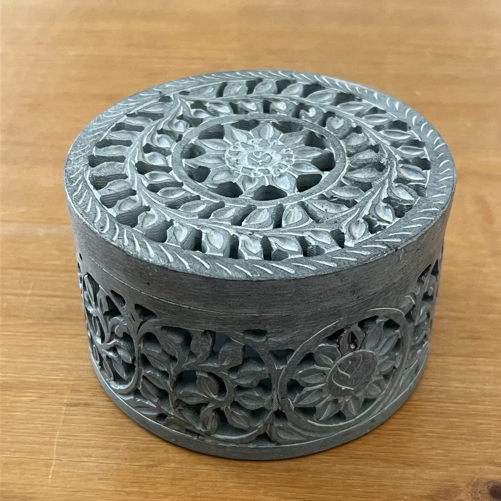 Hand Carved‎ Soapstone Trinket Box Round Floral Lidded Jewelry Keepsake Gray